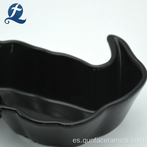 Plato de placa de cerámica de color negro con forma de cuervo